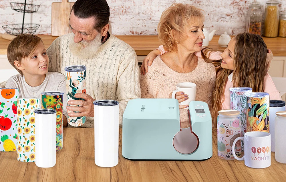 O familie așezată la masă, cu o presă pentru căni albastră, căni colorate și sticle cu apă.
