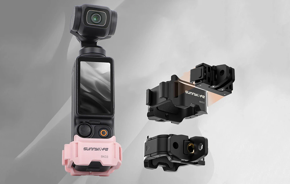Camera DJI Pocket cu suportul roz Sunnylife BK03 și o vedere a trei versiuni ale suporturilor în diferite culori și configurații