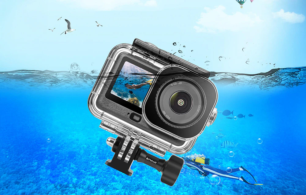 Cameră DJI în carcasă impermeabilă Puluz parțial scufundată în mare, cu un scafandru în fundal