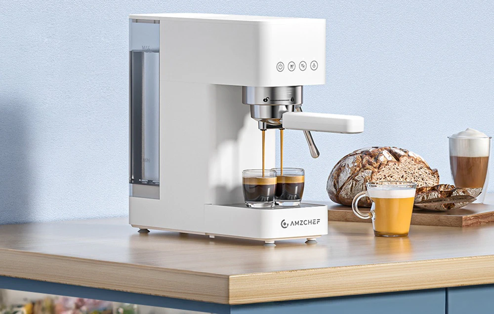 Mașina de espresso AMZCHEF albă prepară două porții de espresso pe blatul de bucătărie