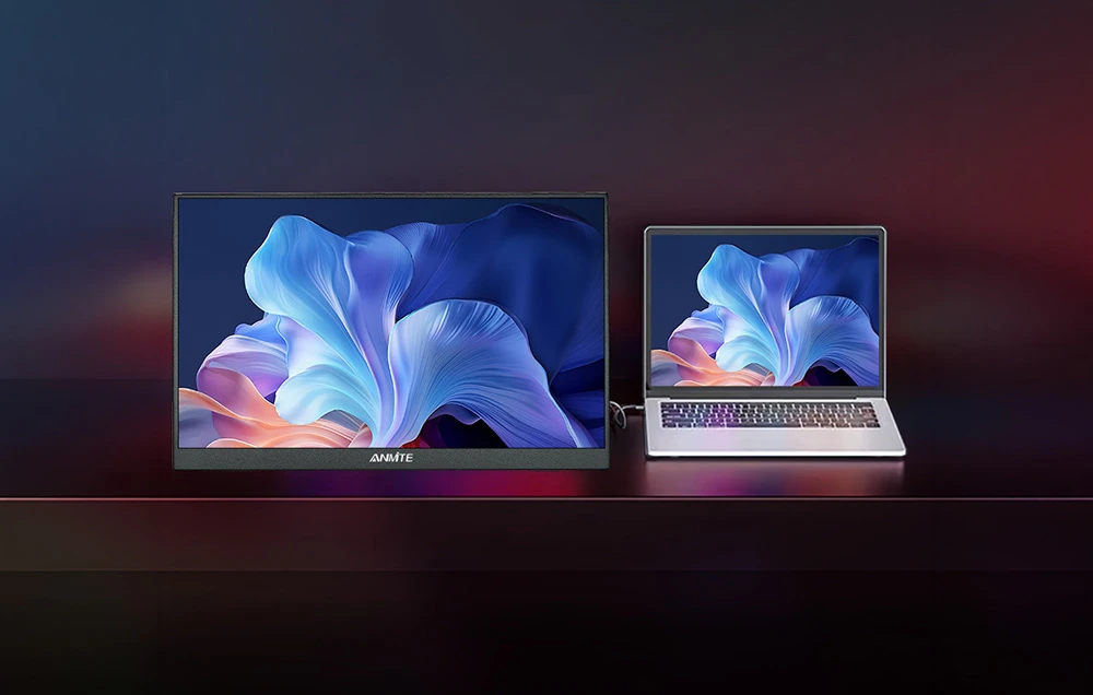 Un monitor portabil care afișează aceeași imagine ca și laptopul conectat lângă el.