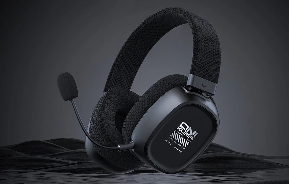 Căști de gaming negre cu microfon pe fundal întunecat