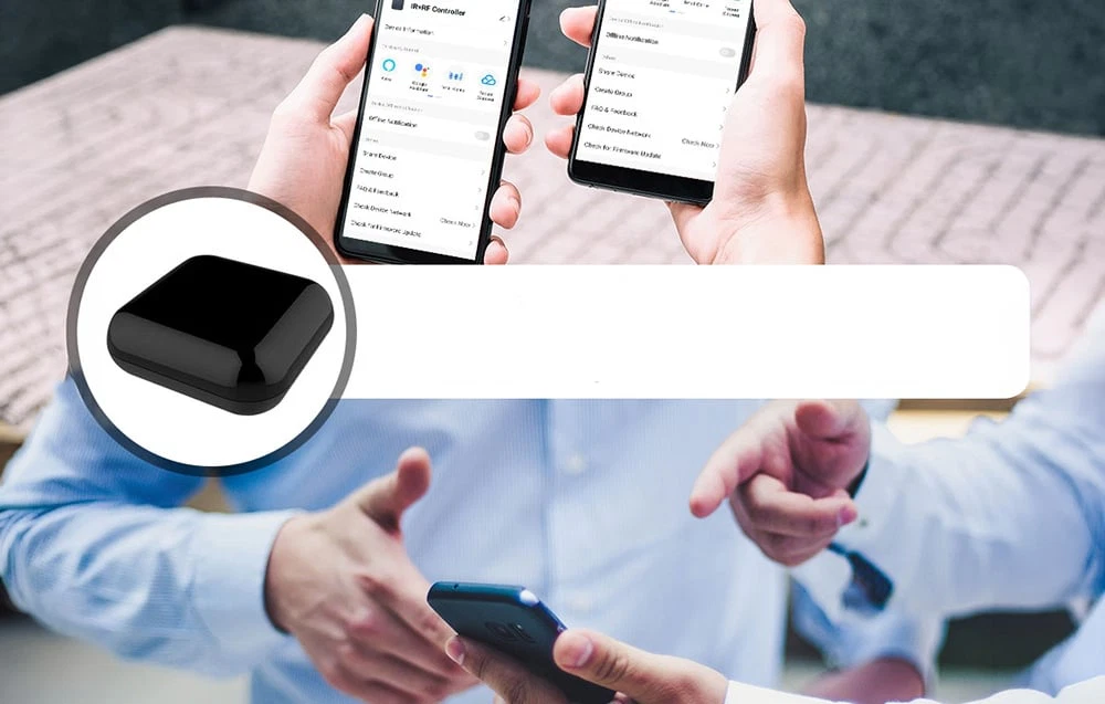 Un prim-plan al dispozitivului de control negru și al mâinilor unor persoane care țin smartphone-uri cu aplicația IR+RF Controller deschisă