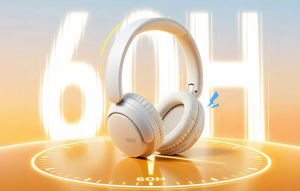 Căști wireless albe deasupra unui ceas auriu cu inscripția „60H” și un fulger