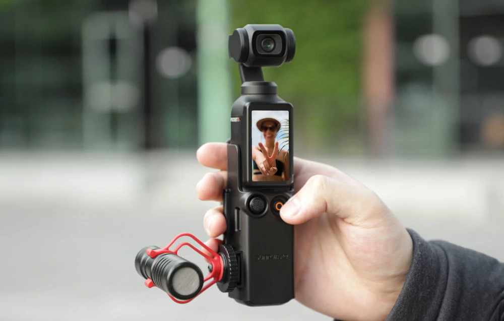 Filmare cu camera DJI OSMO Pocket 3, care este montată pe suportul Sunnylife împreună cu iluminare suplimentară.