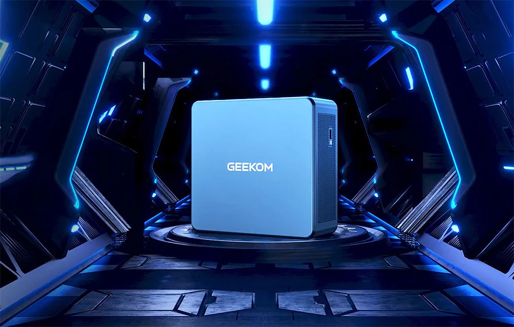 Mini PC Geekom pe fundal negru cu iluminare albastră