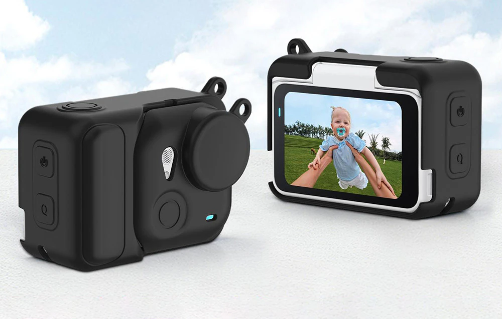 Două camere Insta360 Go Ultra în carcase negre de silicon pe un sol ușor