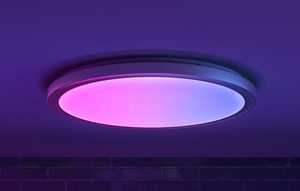 Prim plan al lămpii Yeelight Jupiter D C400 care emite lumină roz și albastră.