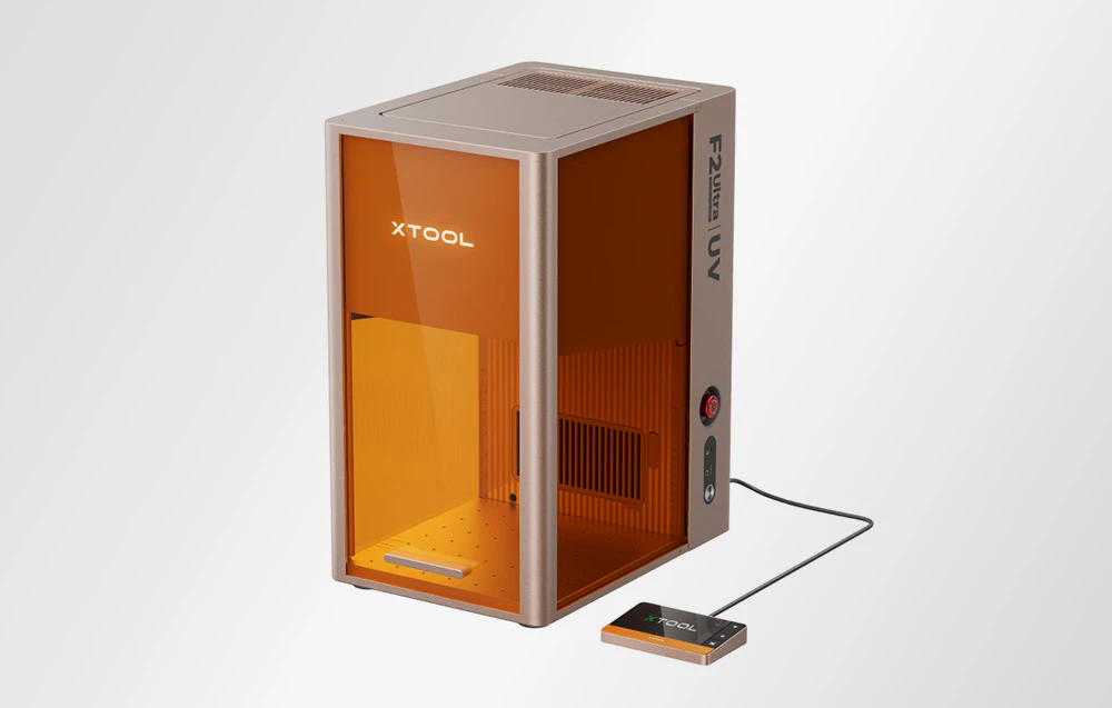 Gravatorul laser UV xTool F2 Ultra pe un fundal gri