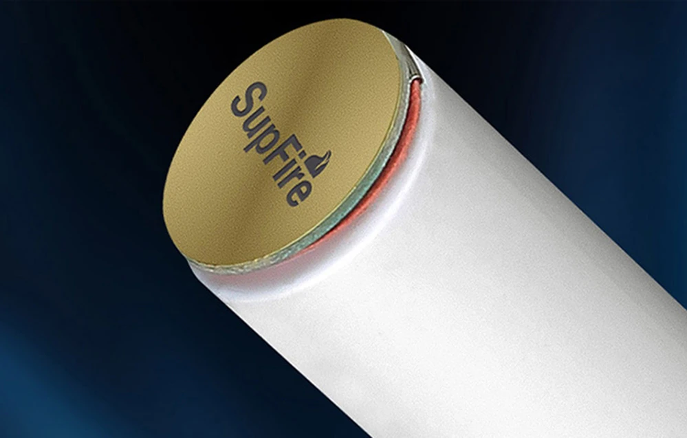 Detaliu al bateriei Superfire 18650
