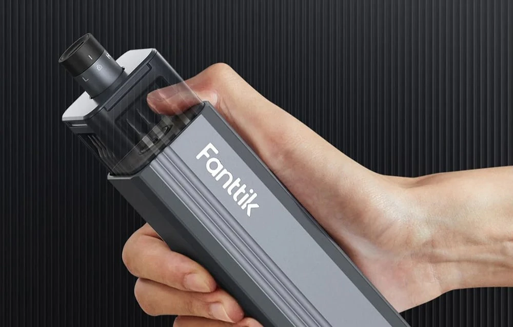 O șurubelniță electrică manuală într-o cutie Fanttik.