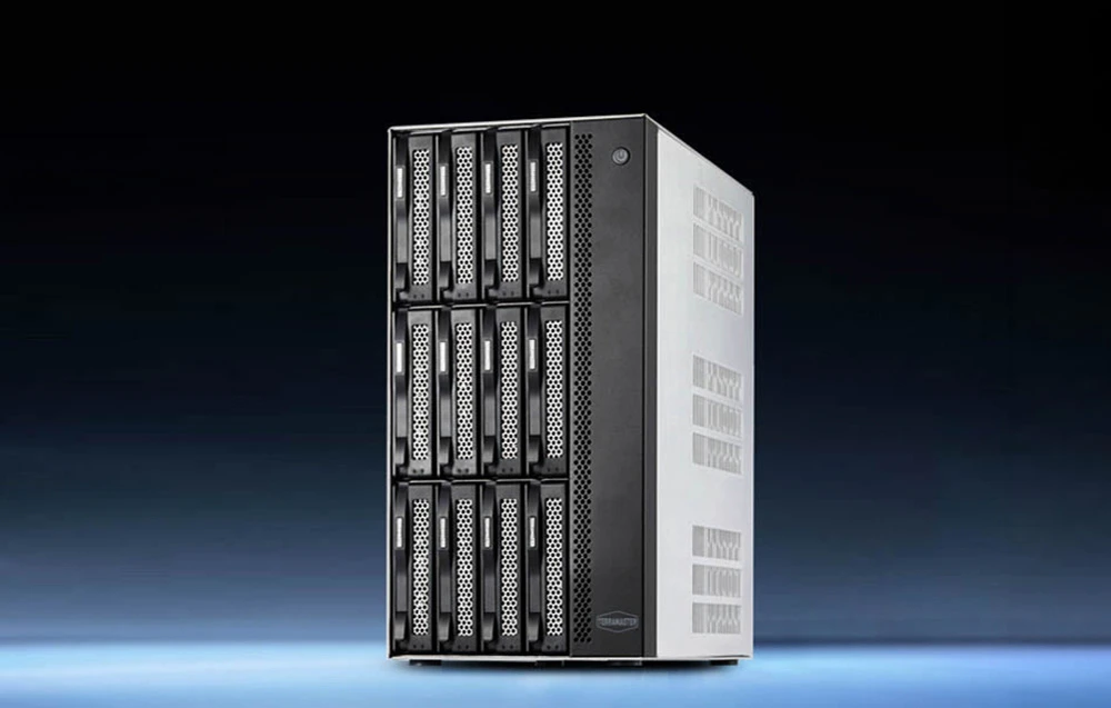 Un server de fișiere NAS cu 12 compartimente, așezat pe un fundal întunecat, cu iluminare de fundal albastră