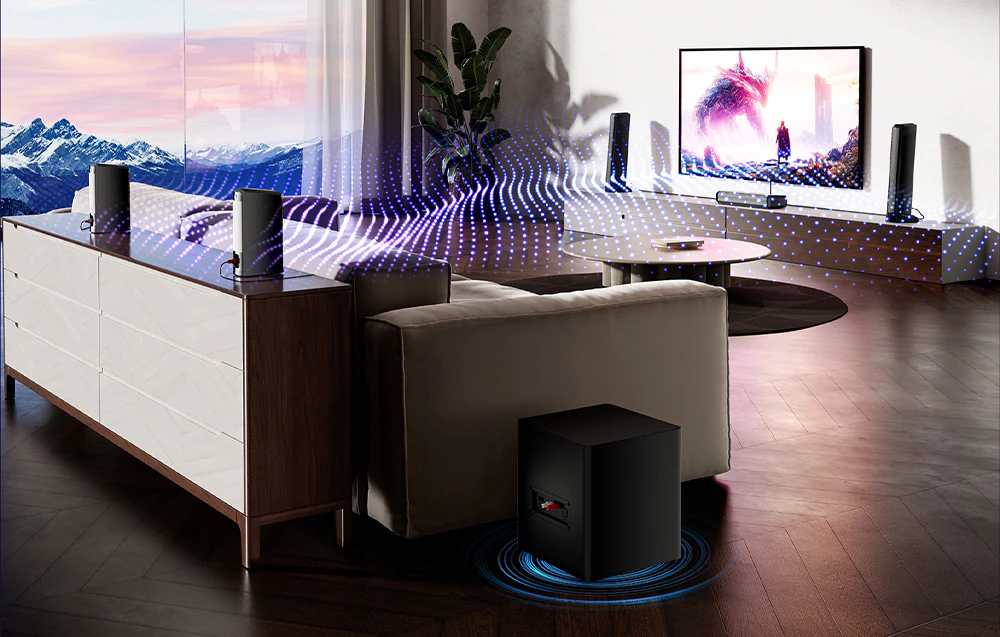 Sufragerie cu sistem home theater, televizor și sunet surround evidențiat.