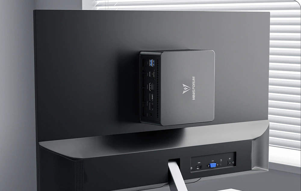 mini PC negru atașat la partea din spate a unui monitor negru