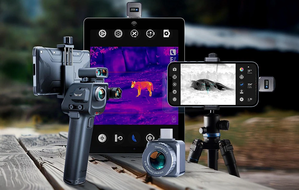 O cameră de termoviziune, un smartphone, un suport și o husă ArmorX așezate pe o masă de lemn.