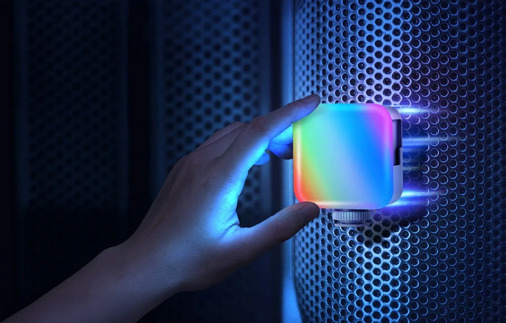 O lampă colorată și strălucitoare atașată magnetic la o suprafață metalică perforată.