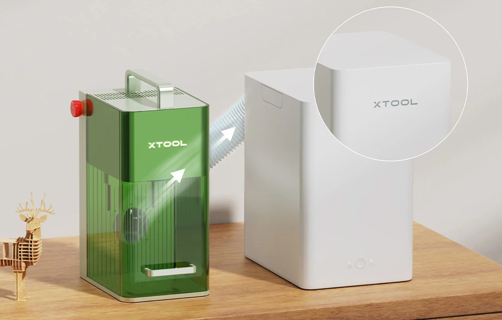 Demonstrație de conectare a aspiratorului de fum xTool la un laser de birou folosind un tub alb.