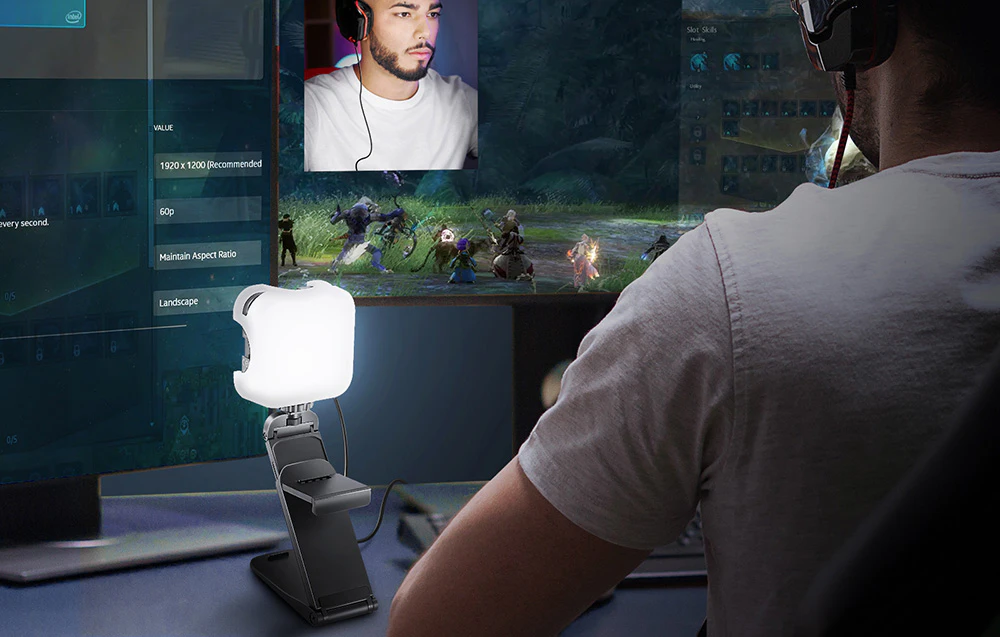 O persoană care se joacă pe un computer cu lumina LED montată deasupra monitorului aprinsă și apelul video vizibil în colțul ecranului