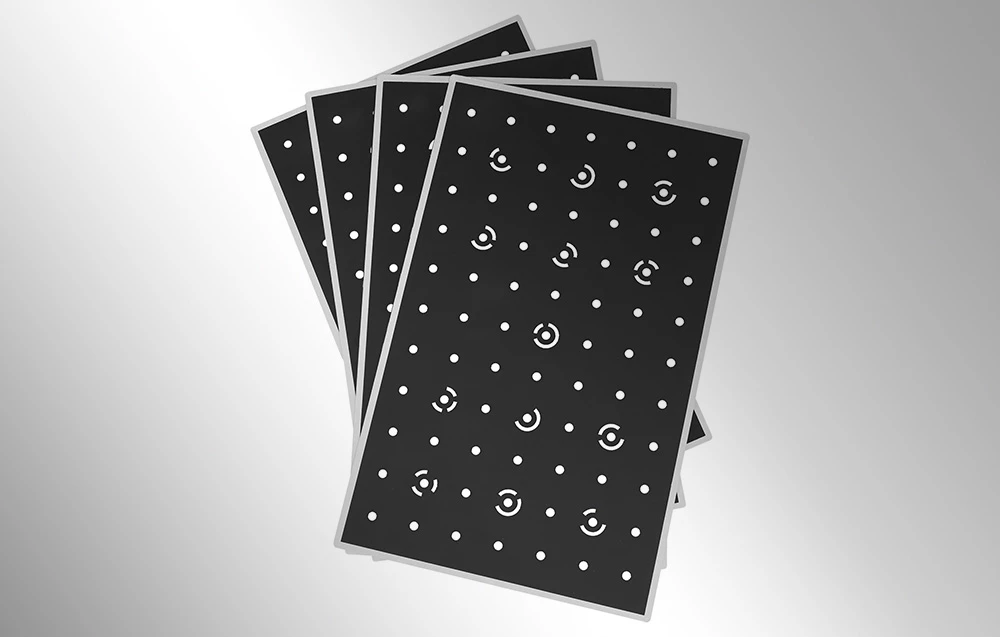 Patru covorașe de calibrare negre pentru codificare pe un fundal gri