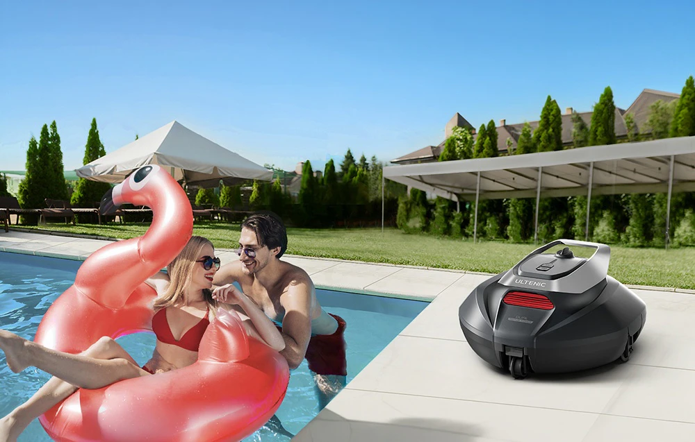 Un cuplu care se relaxează în piscină pe un flamingo gonflabil, lângă robotul de curățare a piscinei Ultenic Pooleco 10