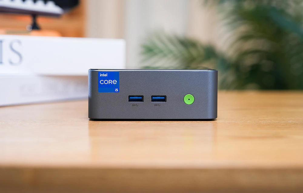 Detaliu al panoului frontal al mini PC-ului GMKtec M3 Pro cu porturi USB și butonul de pornire.