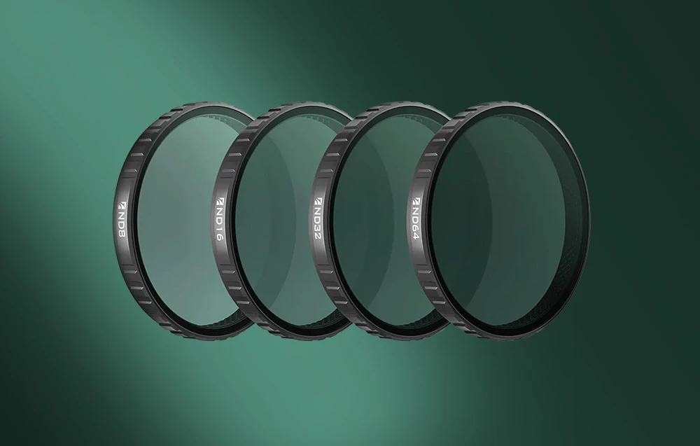 Set de patru filtre Freewell (ND8, ND16, ND32, ND64) dispuse în șir pe un fundal verde.