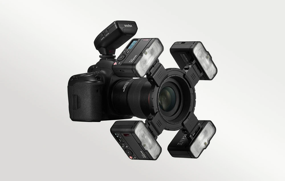Aparat foto digital negru cu obiectiv, montat pe un inel cu cinci blițuri Godox