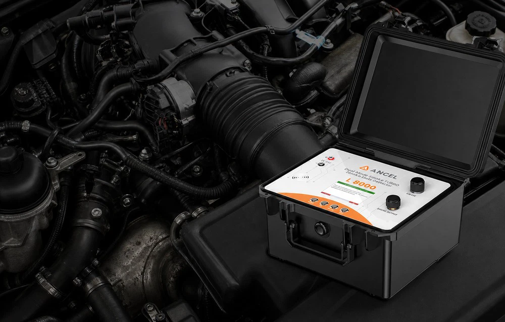 Generatorul de fum pentru diagnosticare Ancel L8000 cu carcasă deschisă, amplasat direct în compartimentul motor al mașinii