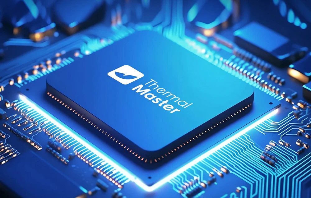 Un procesor de computer albastru cu logo-ul Thermal Master montat pe o placă de bază cu trasee iluminate