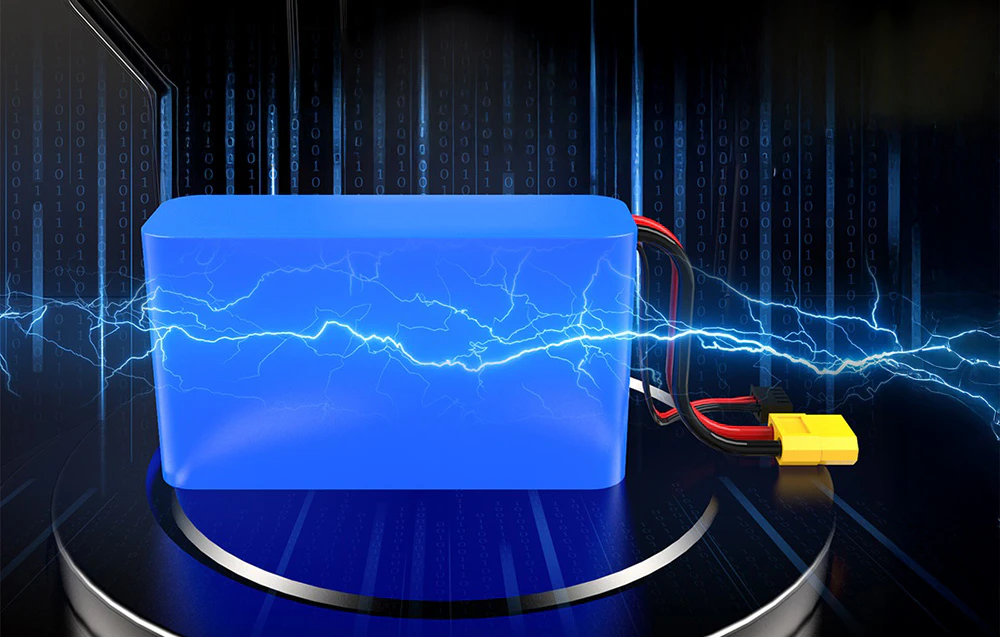 Bază de date iluminată în albastru cu fulgere și un lacăt pe un fundal cu cod binar – un concept de securitate digitală