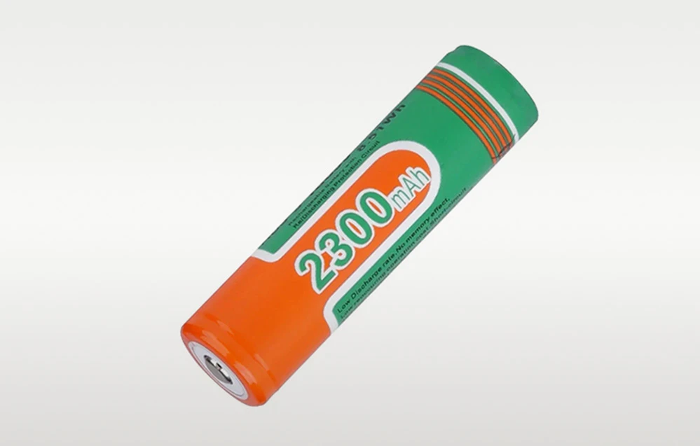 Bateria Superfire 18650 pe un fundal gri cu degrade