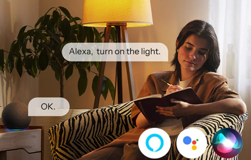 O femeie pe canapea folosește comenzile vocale Alexa pentru a controla luminile din sufragerie
