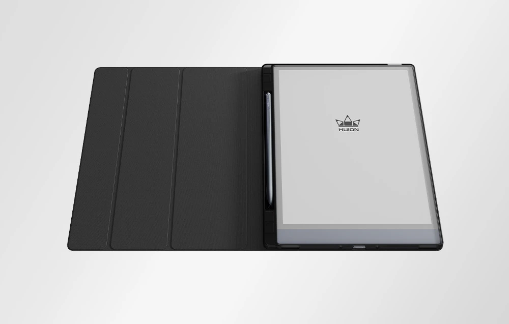 O tabletă Huion cu un afișaj e-paper într-o carcasă neagră, cu un stylus plasat pe partea stângă în interiorul capacului.
