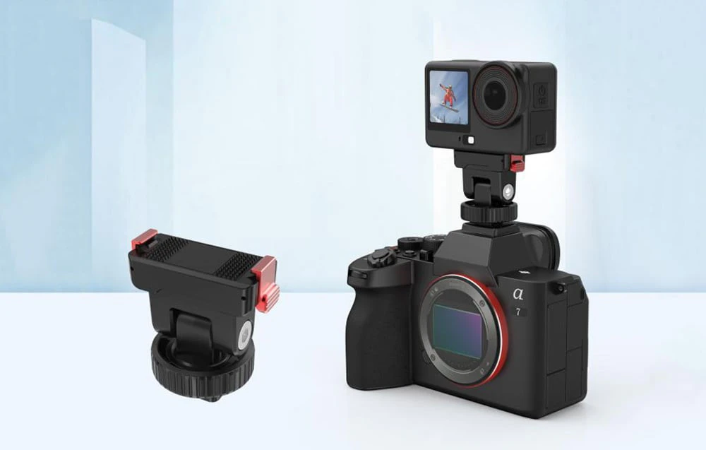 Adaptor Puluz în picioare lângă camera sport și camera pe fundal albastru