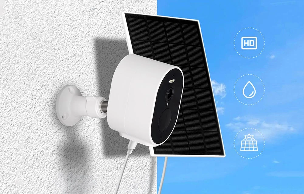 Cameră wireless albă cu panou solar și trei pictograme funcționale: HD, picătură de apă și panou solar