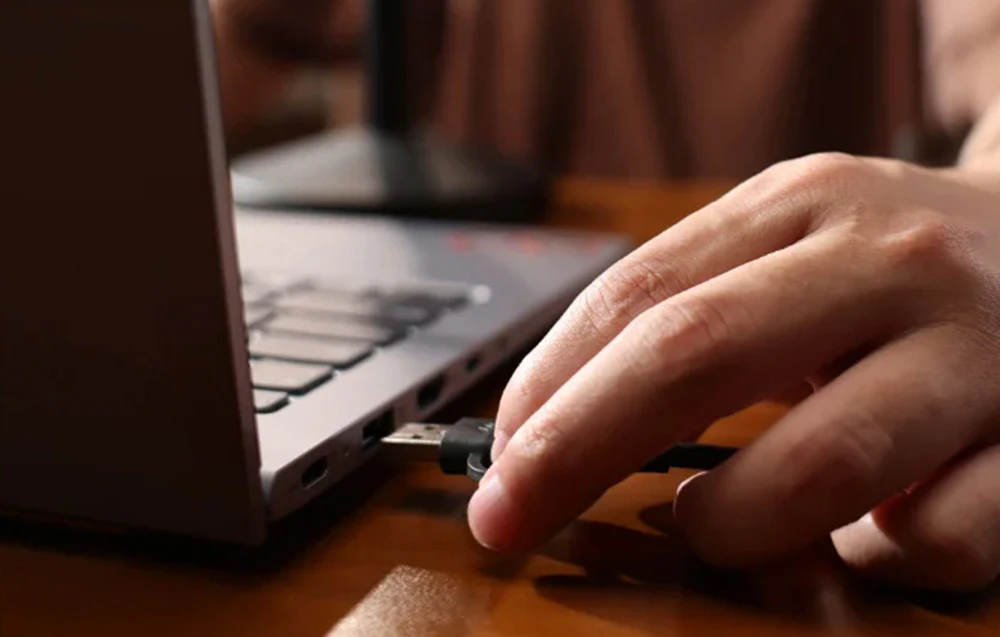 Cablu USB conectat la laptop