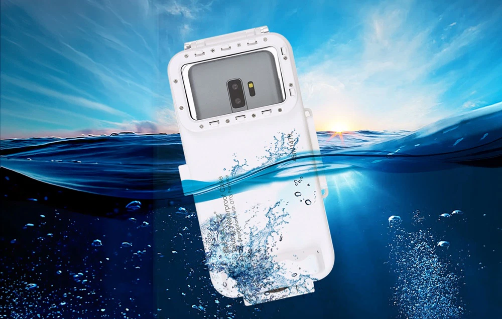 Husă impermeabilă albă pentru smartphone cu design etanș, produsul fiind parțial scufundat în apă pe fundalul valurilor.