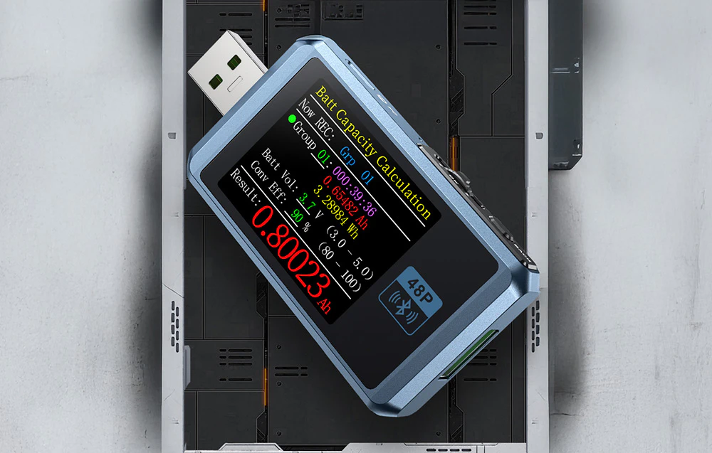 Tester USB care măsoară capacitatea bateriei cu rezultat vizibil în Ah.