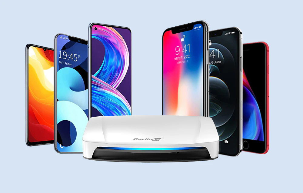 Adaptor wireless pentru mașină pe fundalul diverselor modele de smartphone-uri.