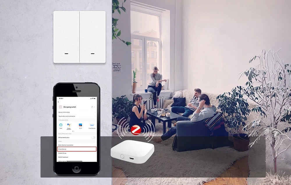Un grup de persoane în camera de zi, lângă care sunt vizibile întrerupătorul, gateway-ul Zigbee și un smartphone cu funcția Share Device selectată