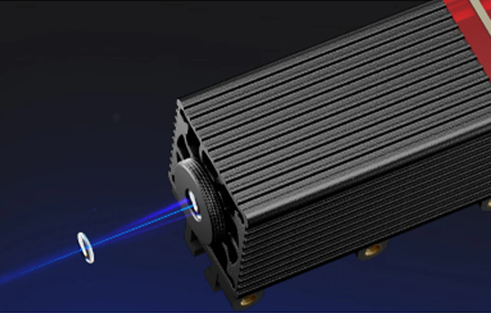 Prim-plan al modulului laser cu fasciculul care trece prin lentila vizibilă