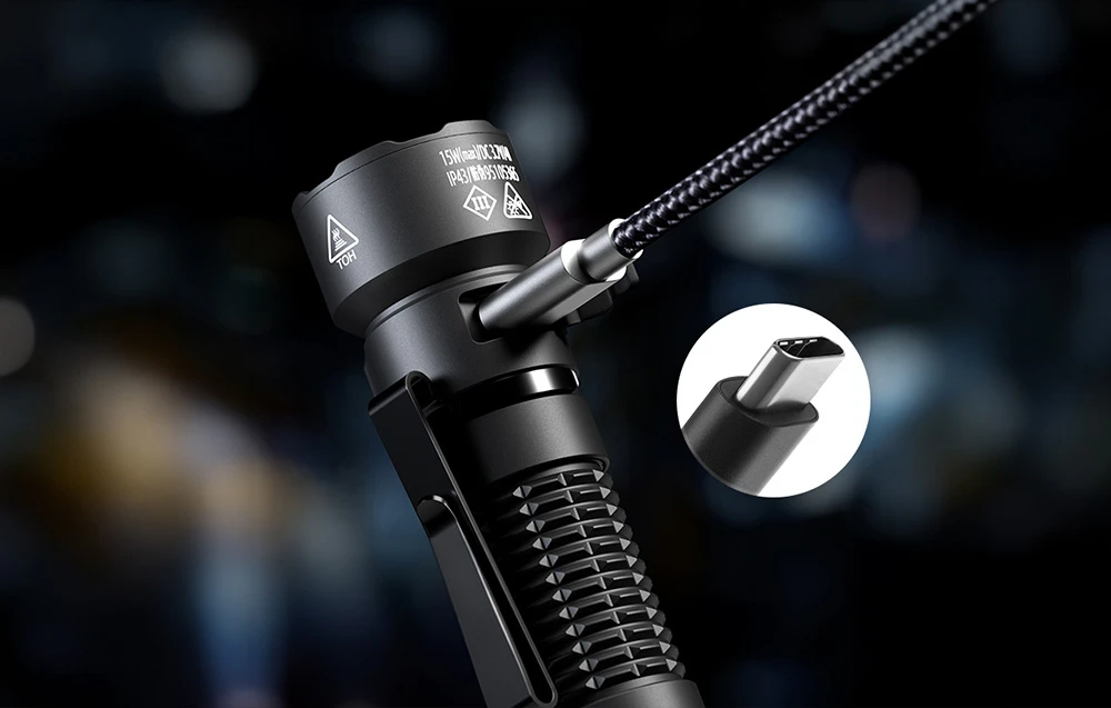 O lanternă Superfire A29 neagră conectată la un încărcător printr-un cablu cu mufă USB-C