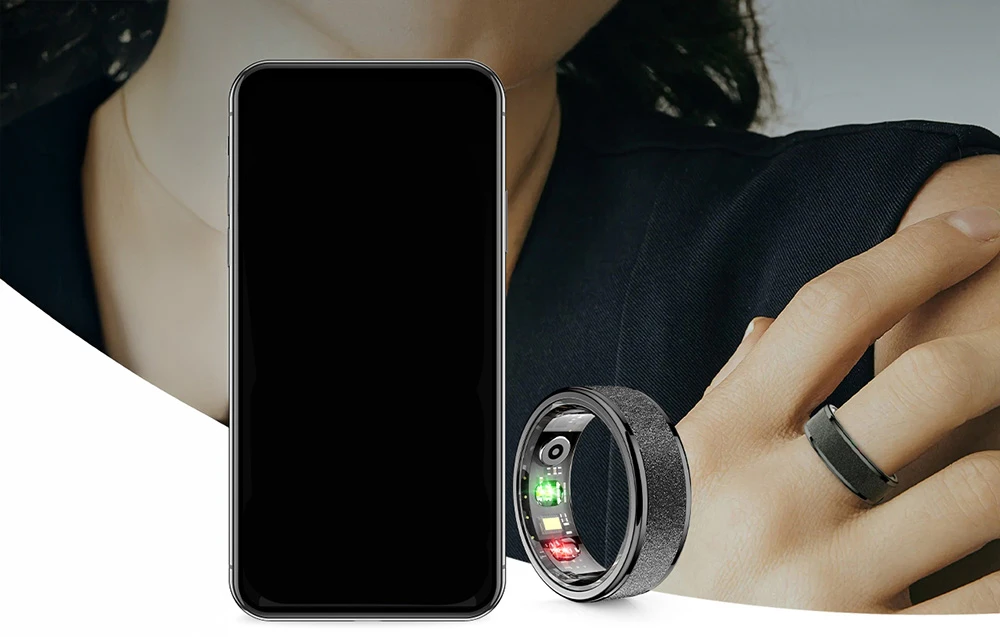 Smartring negru și smartphone pe fundalul unei femei cu un smartring aplicat pe deget.