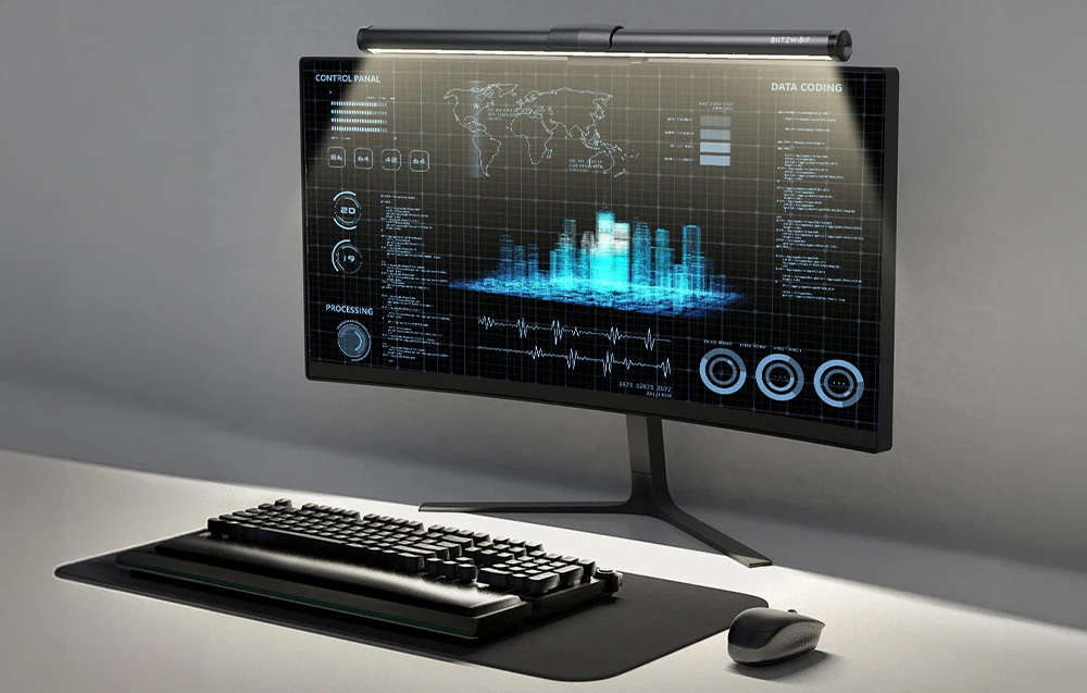Tastatură, mouse și monitor cu o lampă montată pe el