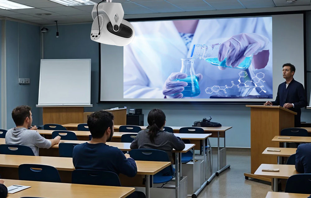 Într-o sală de curs, un proiector suspendat de tavan afișează un videoclip educațional cu un experiment de chimie pe un ecran mare pentru studenții așezați