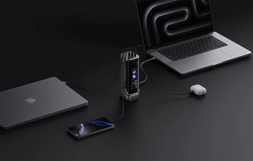 Powerbank EcoFlow cu 2 laptopuri, un smartphone și căști wireless conectate la acesta.