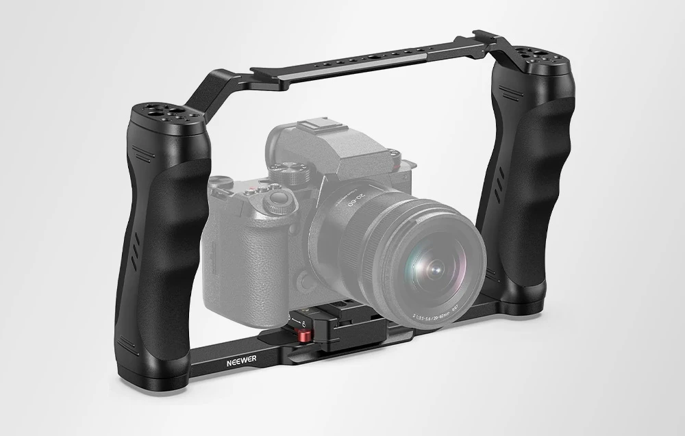 Mâner negru din aluminiu cu două mâini de la Neewer, cu mânere ergonomice, conceput pentru stabilizarea aparatului foto.