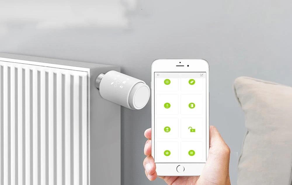 Capul montat pe un radiator, controlat printr-o aplicație cu pictograme funcționale pe ecranul telefonului.