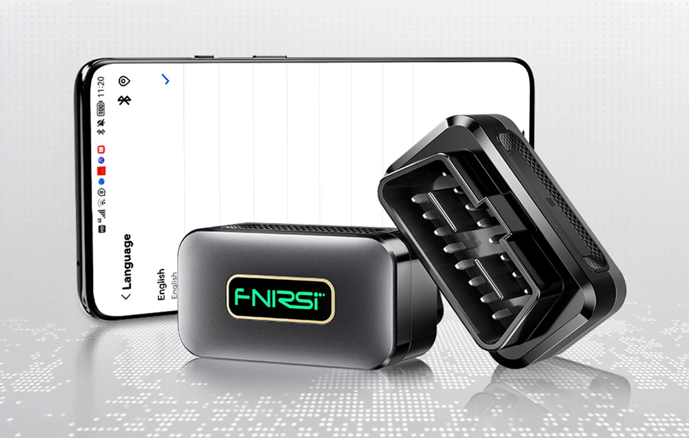 Două module de diagnosticare FNIRSI care prezintă partea frontală a carcasei și conectorul OBD2 cu 16 pini, pe fundalul unui smartphone