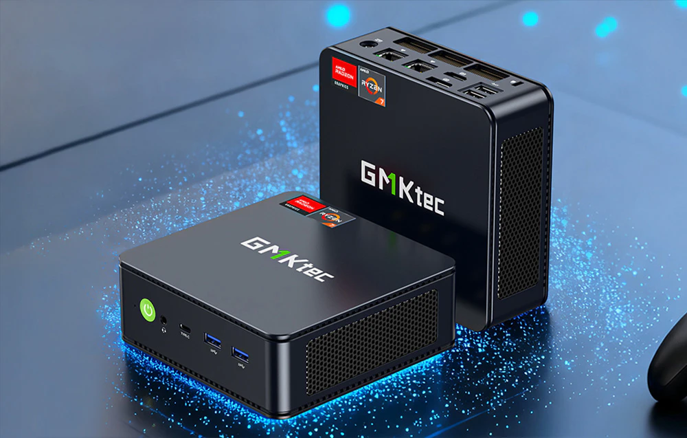 Două modele de mini PC GMKtec cu procesor AMD Ryzen, așezate pe o masă în poziții orizontale și verticale